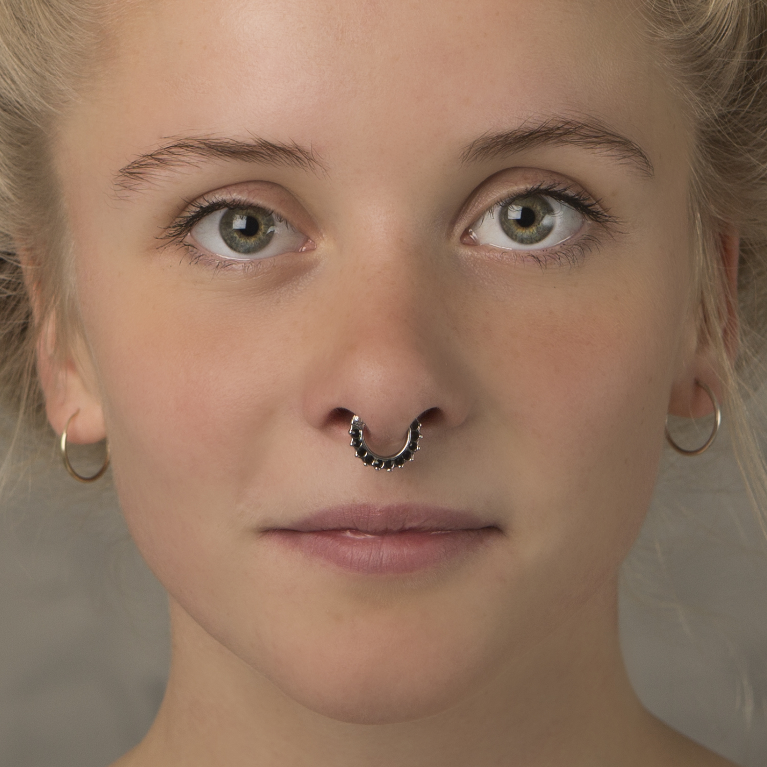 Clicker para o septum com pedras na borda