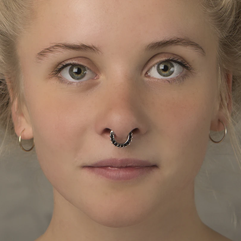 Clicker para o septum com pedras na borda
