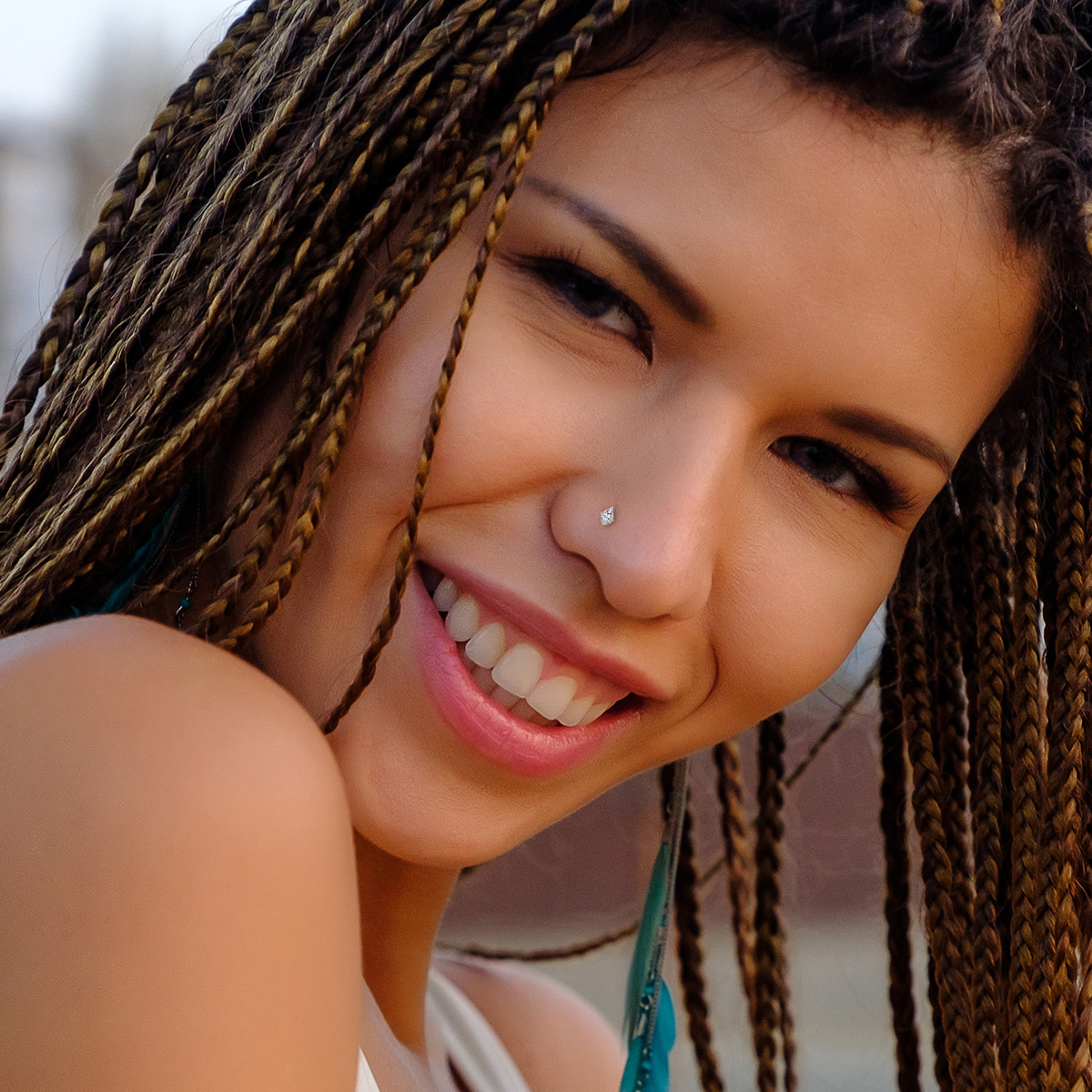 Nariz barra em ouro de 14 quilates com zirconias em forma de gota