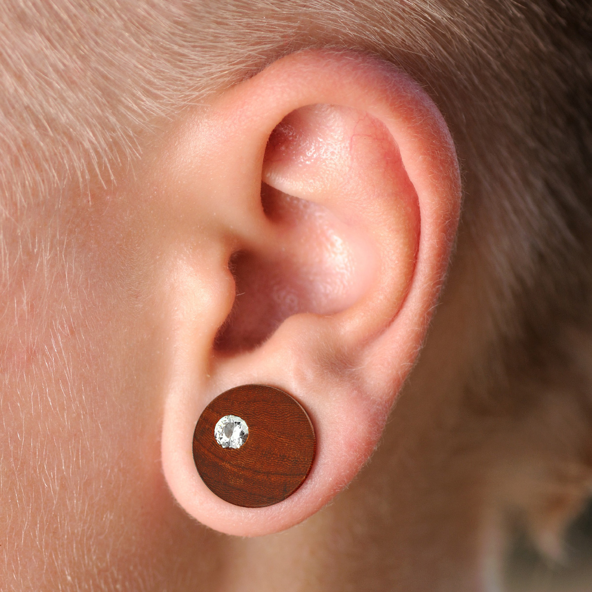 Plug de madeira mogno com uma pedra