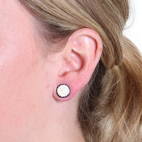 Plug de chifre e ossos com flor de quatro petálas carvada à mão