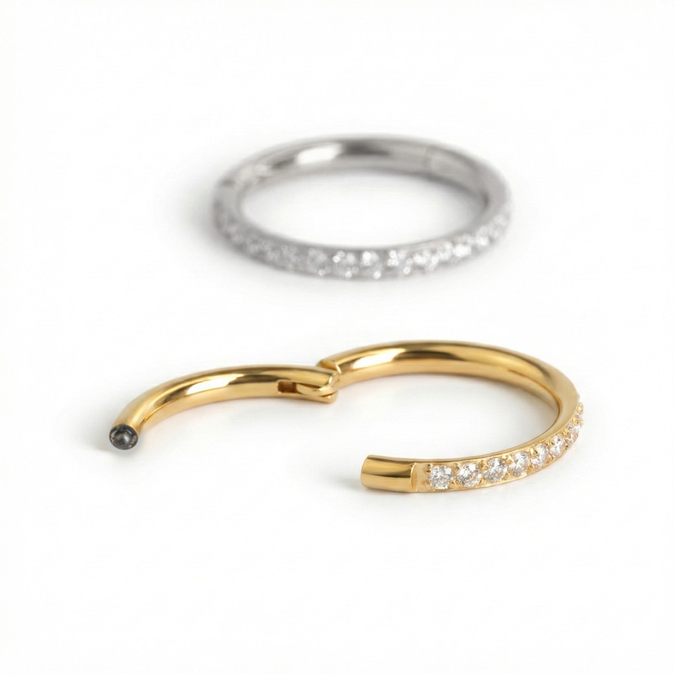 Argola articulada de aço cirúrgico com pedras à volta