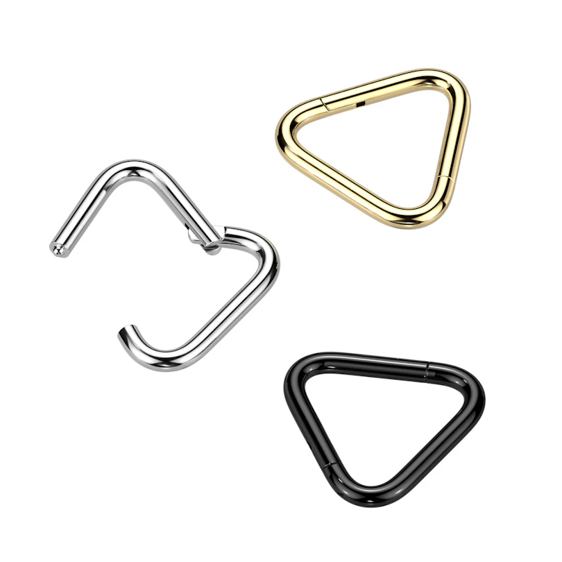 Argola articulada triangular em titânio