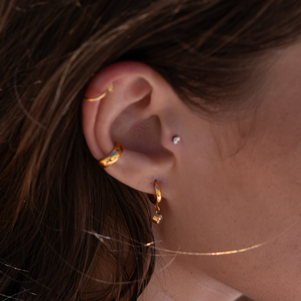 Argola de titânio com pendente em forma de gota