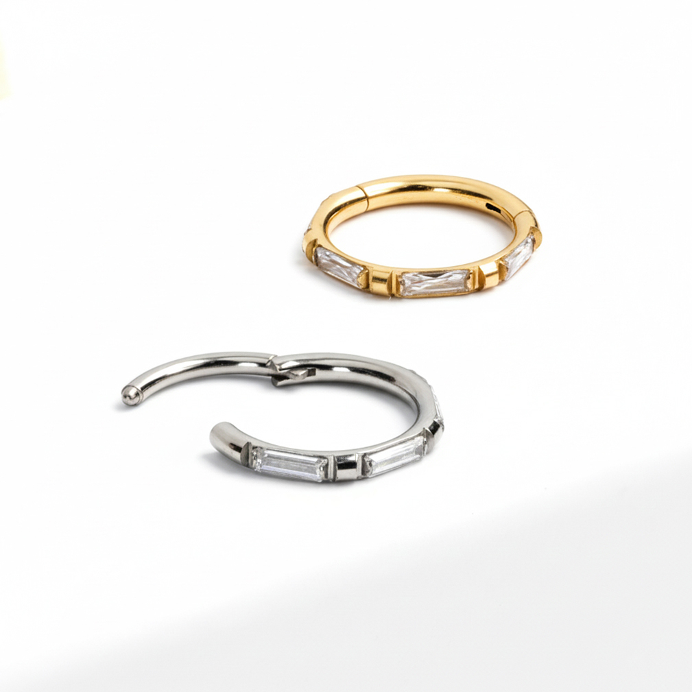 Argola em titânio com pedras em corte baguette