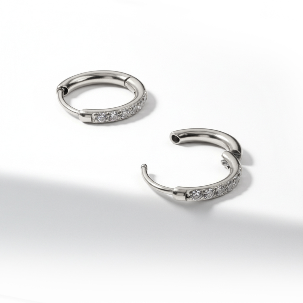 Par de huggies em aço cirúrgico com pedras