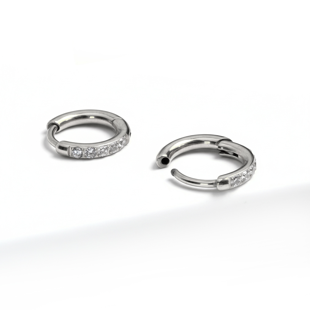 Par de huggies em titânio com pedras