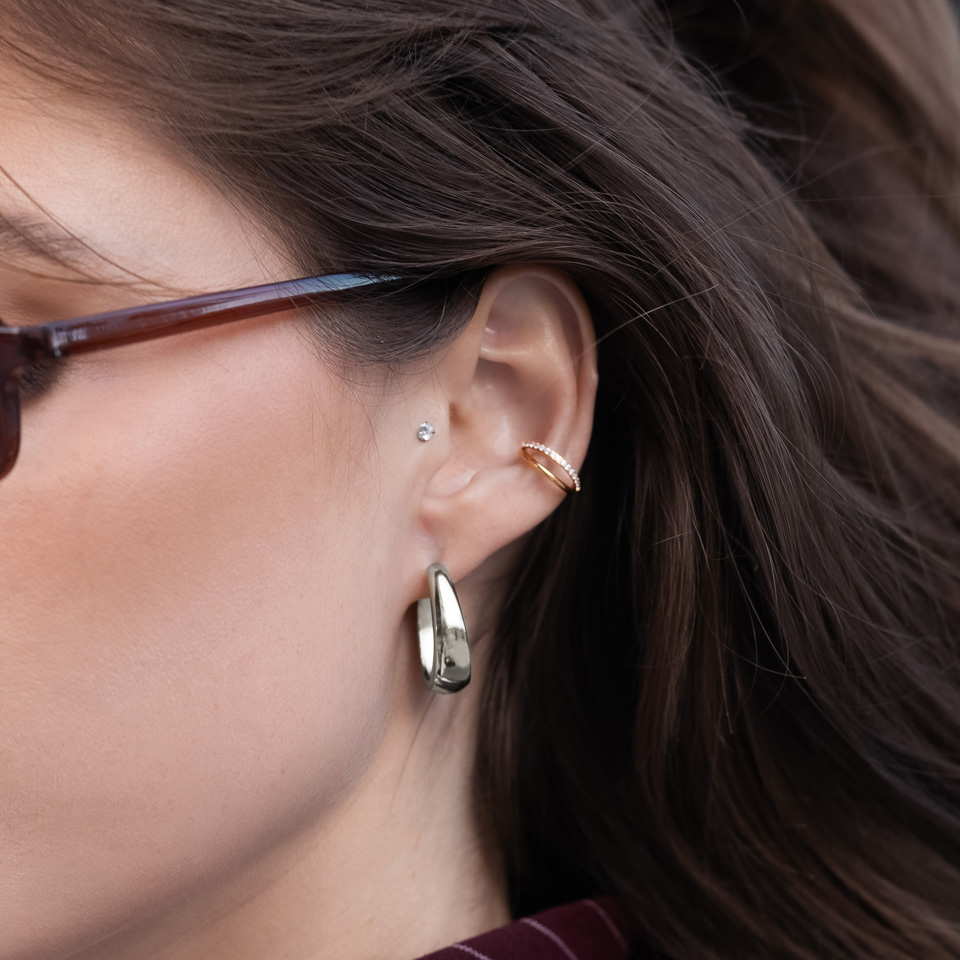 Argola dupla em titânio com pedras num dos lados