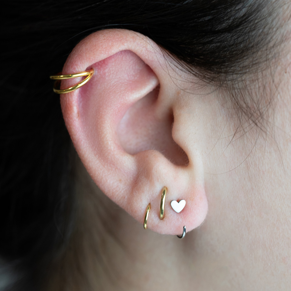 Argola aberta em titânio com coração