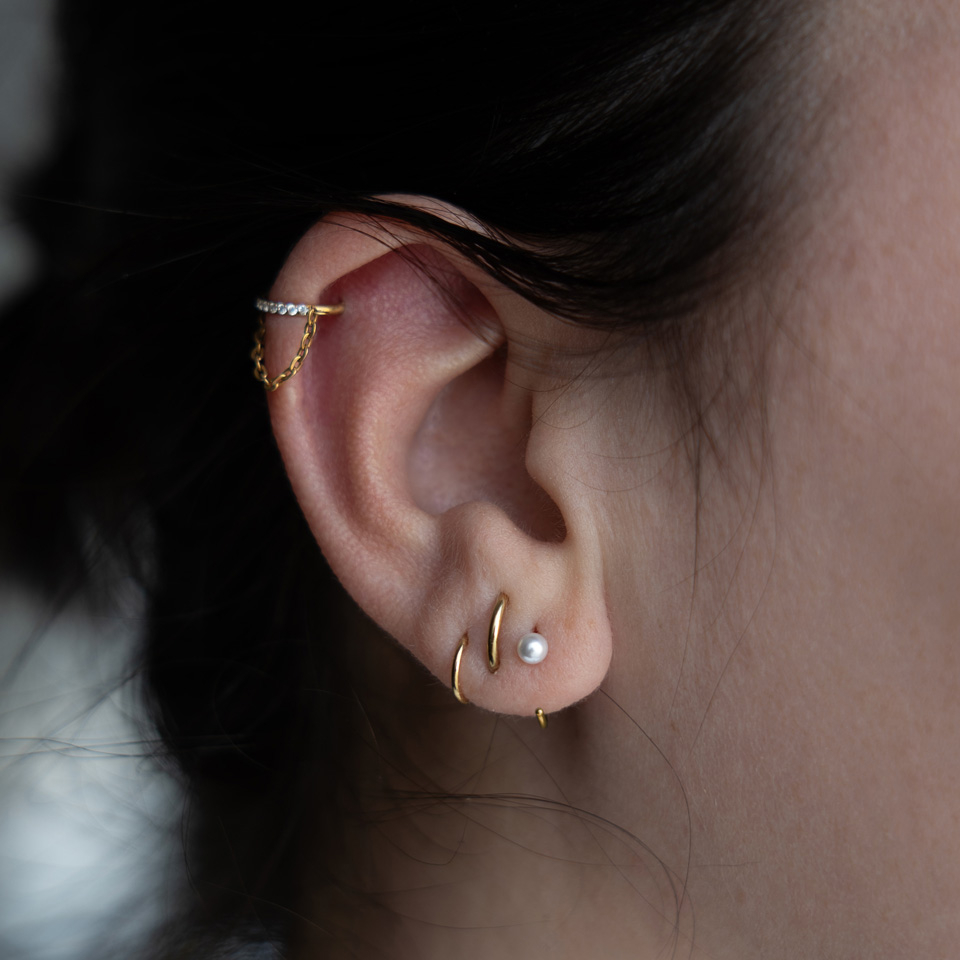 Argola aberta em titânio com pérola