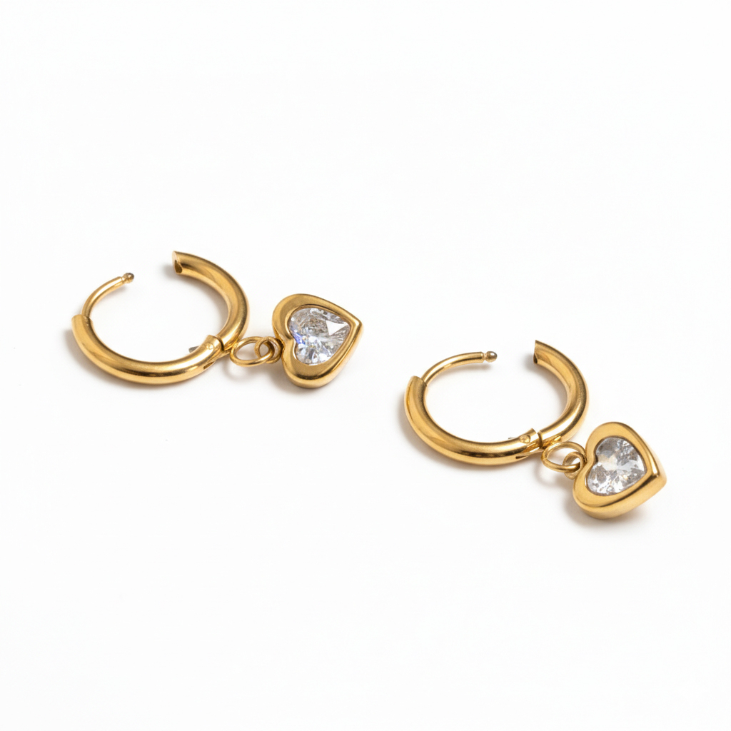 Par de argolas com coração pendente