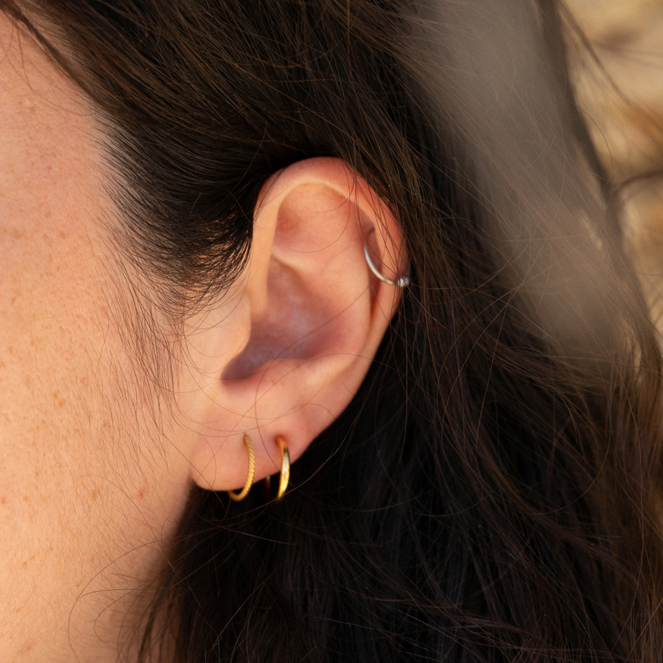 Argola contínua com bola fixa em várias cores