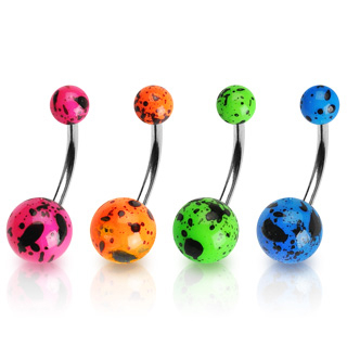 Umbigo piercing com manchas pretas