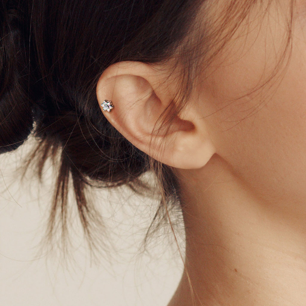 Labret de encaixe em titânio com flor de pedras