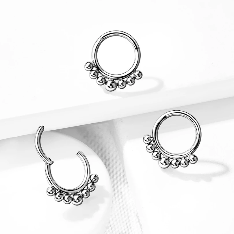 Argola de titânio com articulação e pequenas contas