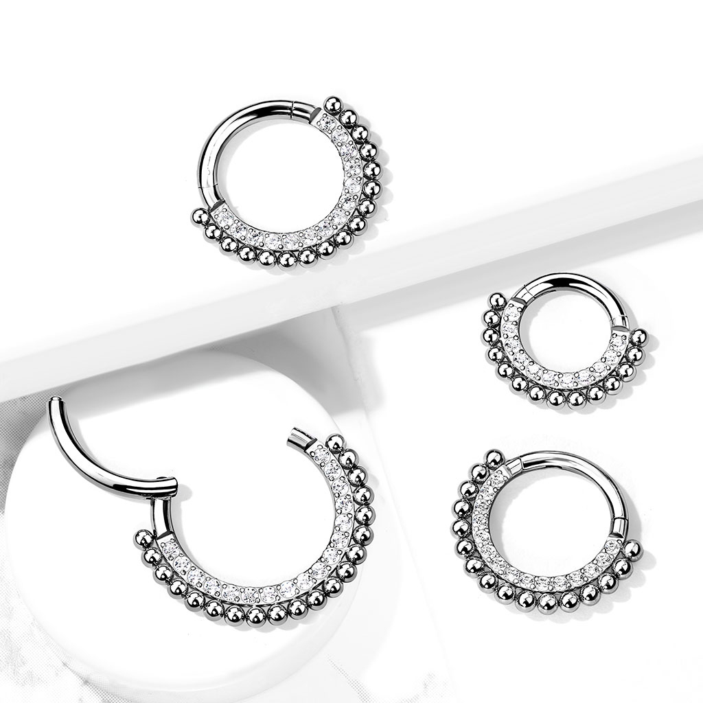 Argola articulada em titânio com pedras e miçangas