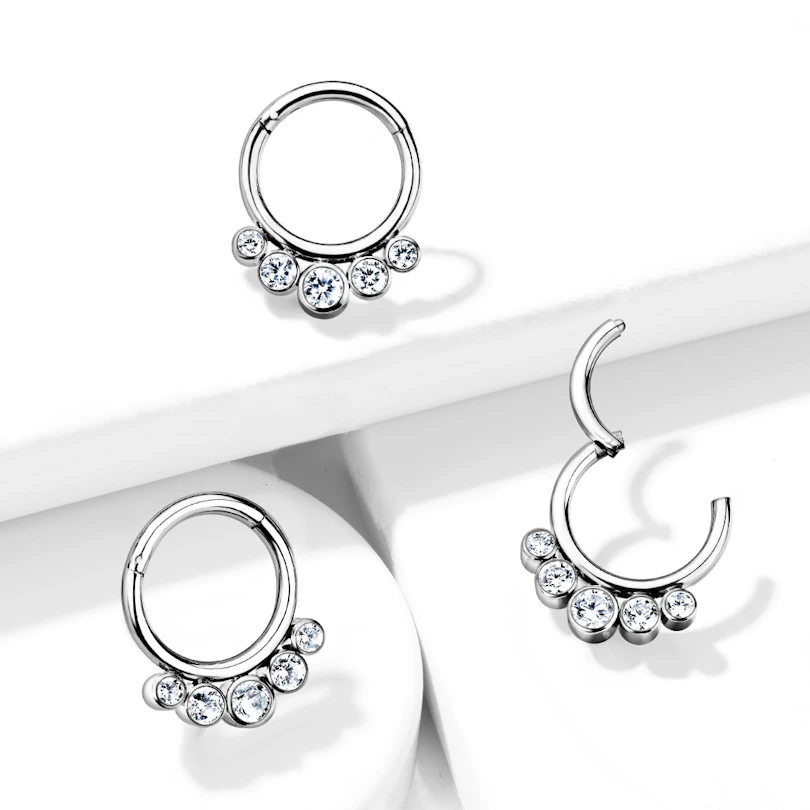 Argola articulada de titânio com cinco pedras