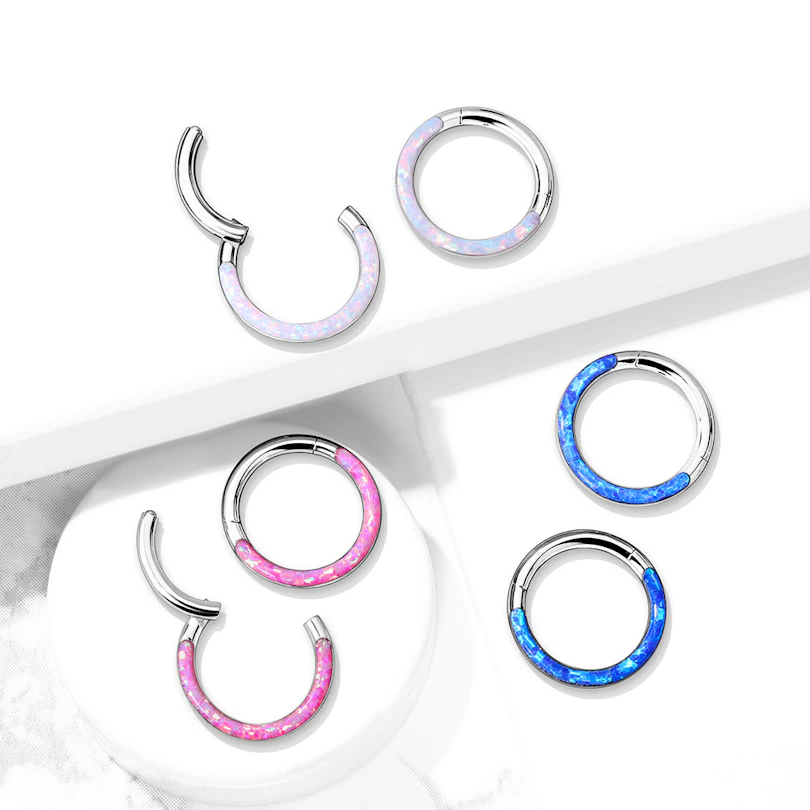 Argola de titânio com articulação e frente com opala