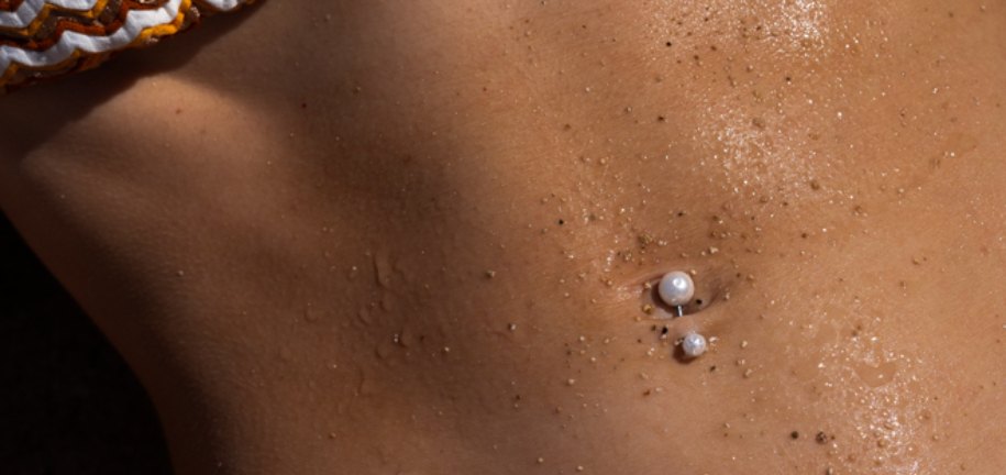 Guia de utilização de piercings na praia