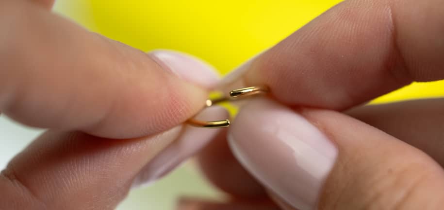 Guião para Abrir e Fechar Joias de Piercing de Forma Segura